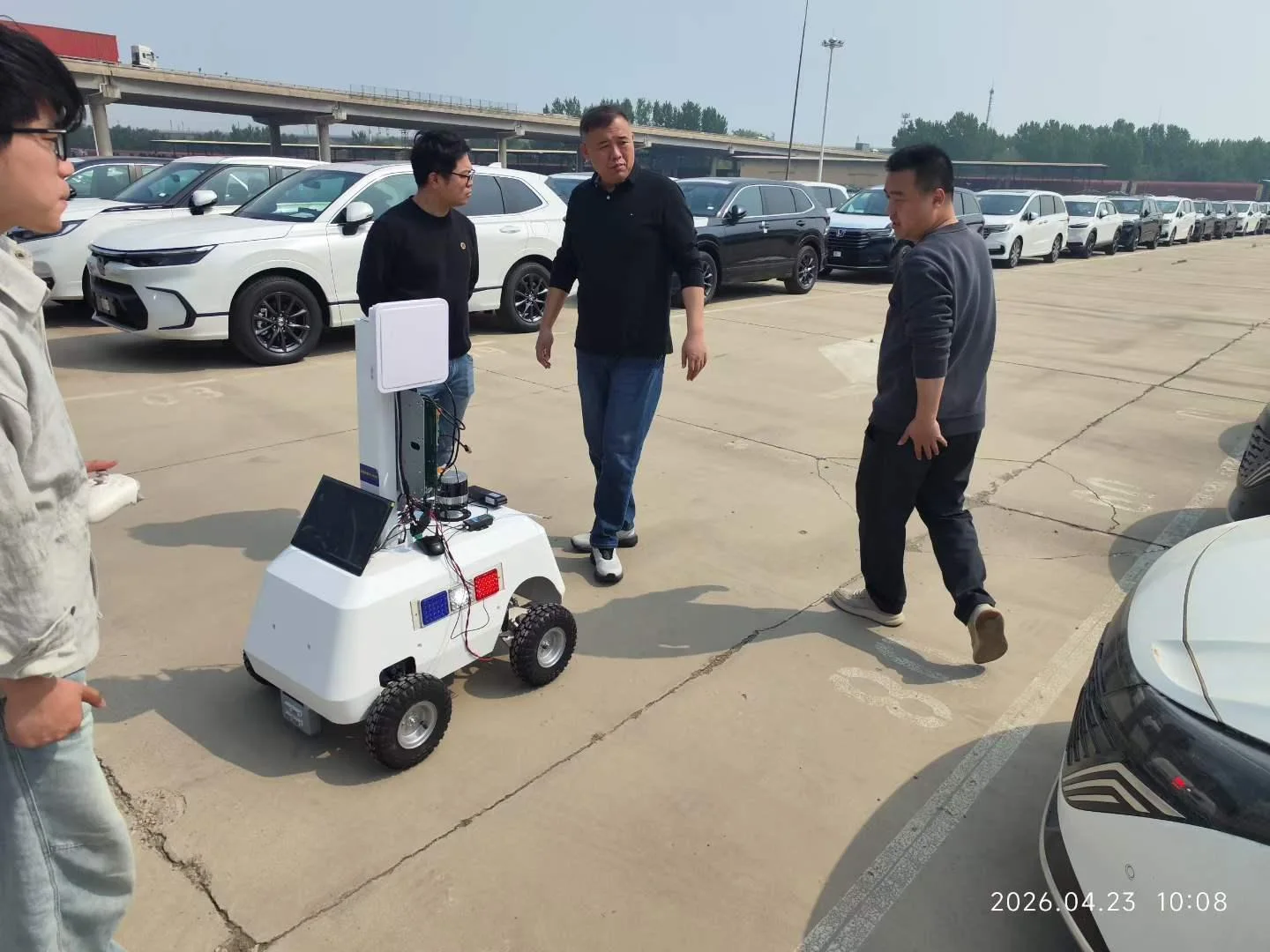 公司资料中的室外机器人现场测试